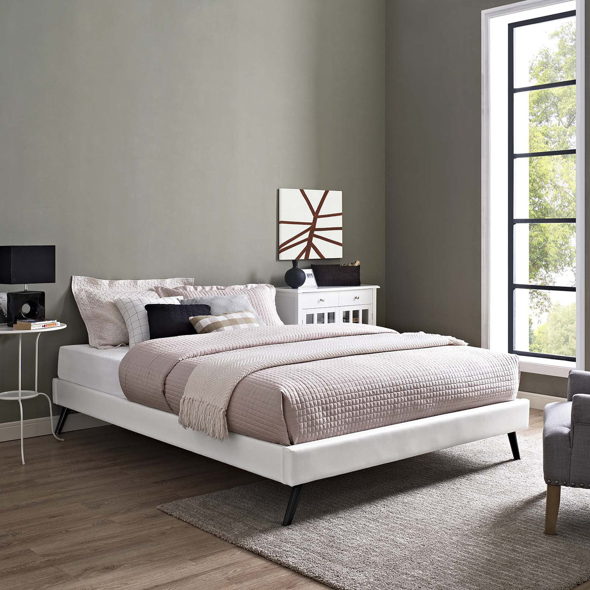White Upholstered Platform Bed O794