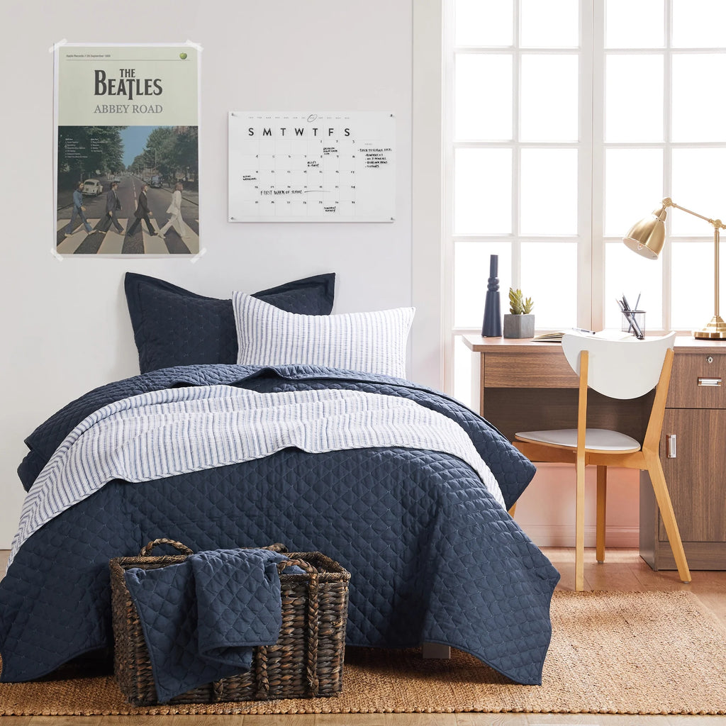 Blue Reversible Cotton Quilt Set with Two Pillow Shams D714