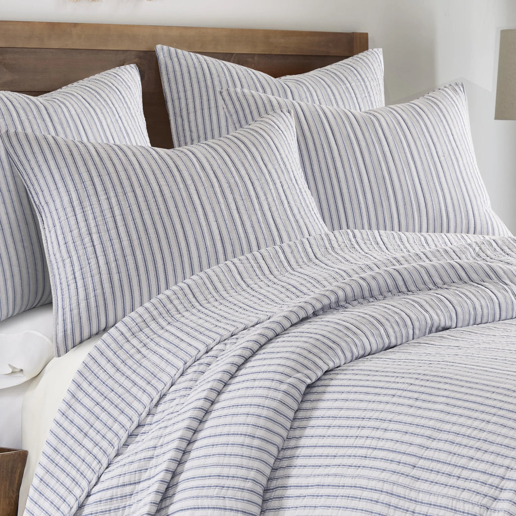 Blue Reversible Cotton Quilt Set with Two Pillow Shams D714