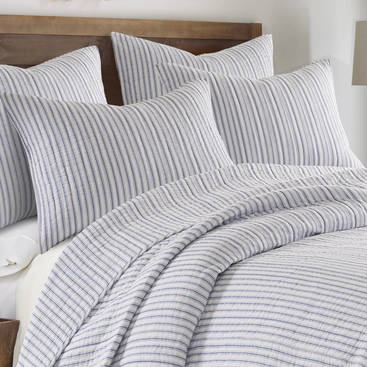 Blue Reversible Cotton Quilt Set with Two Pillow Shams D714