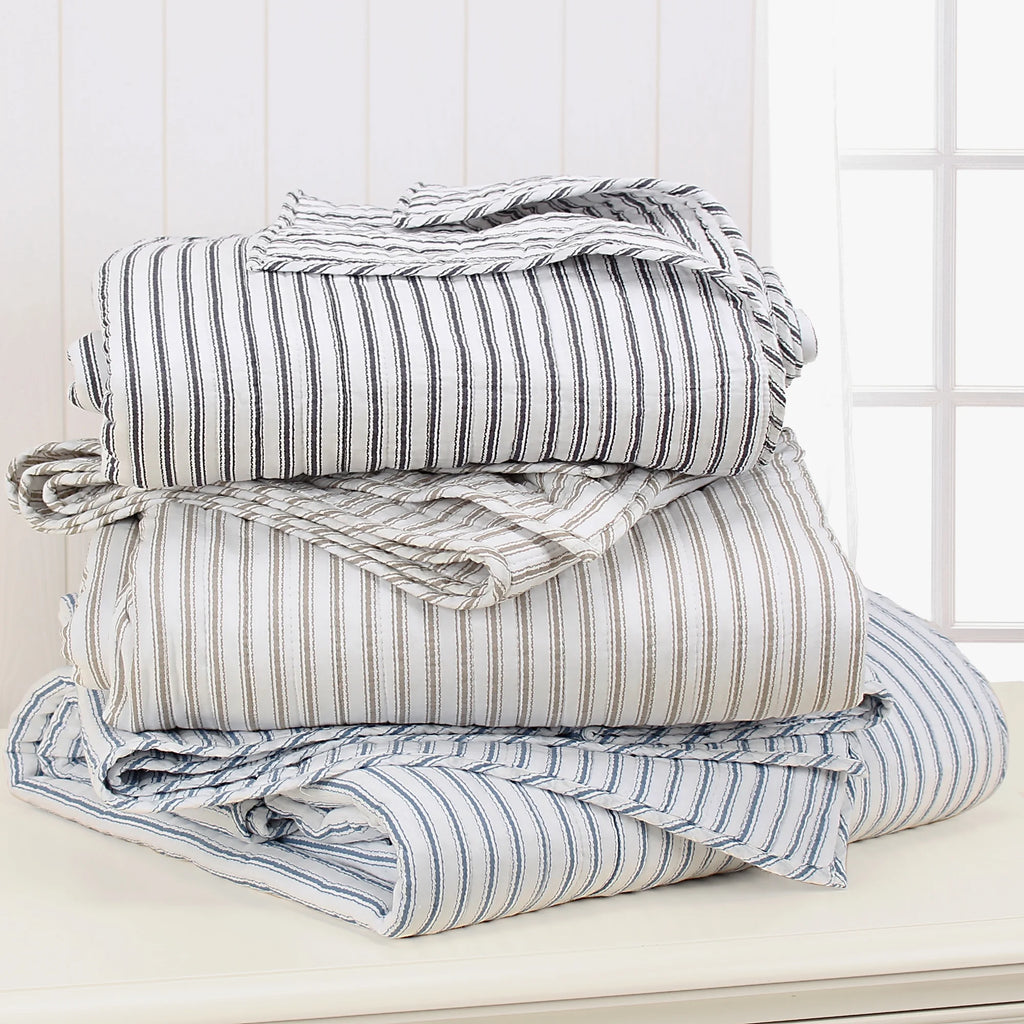 Blue Reversible Cotton Quilt Set with Two Pillow Shams D714