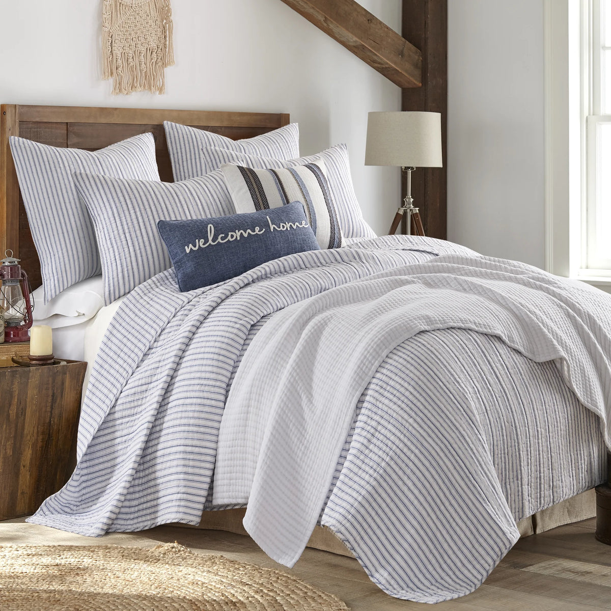 Blue Reversible Cotton Quilt Set with Two Pillow Shams D714