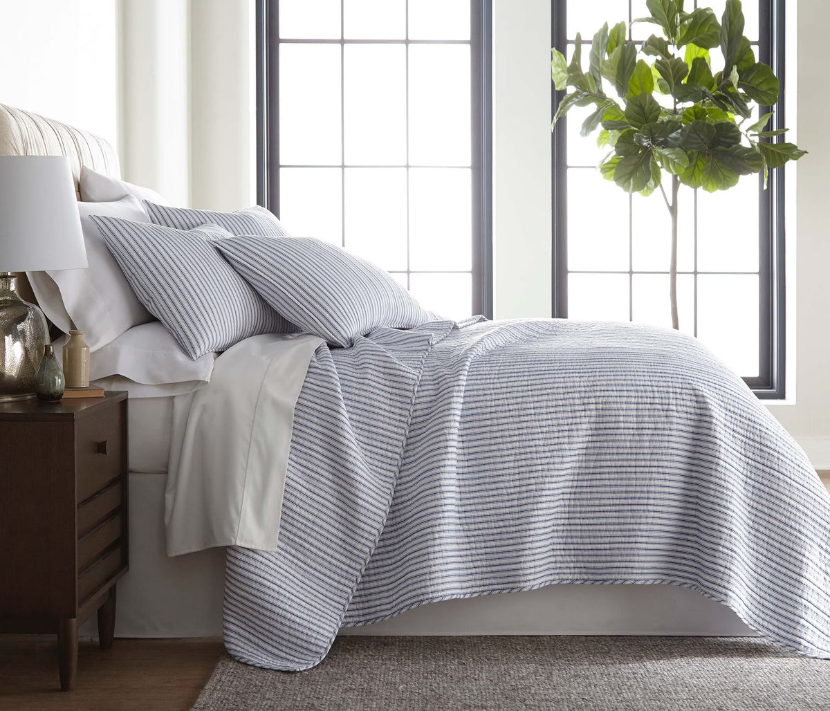 Blue Reversible Cotton Quilt Set with Two Pillow Shams D714